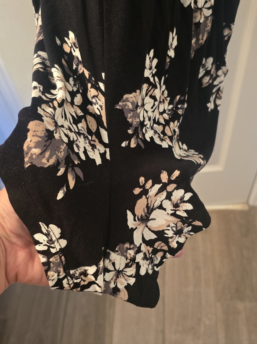 Lascana NWT Women's Black Floral V-Neck Shorts Jumper, Pockets, Size 6 (#7) - Picture 6 of 13